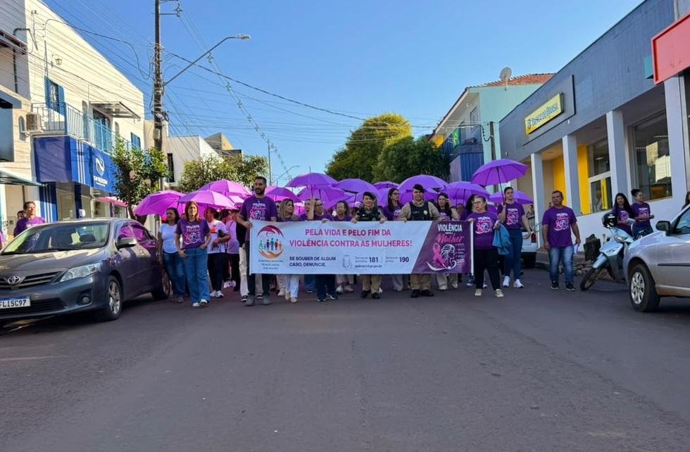 BARBOSA FERRAZ: Caminhada contra o feminicídio e violência contra a mulher mobilizou cerca de 150 pessoas no centro da cidade