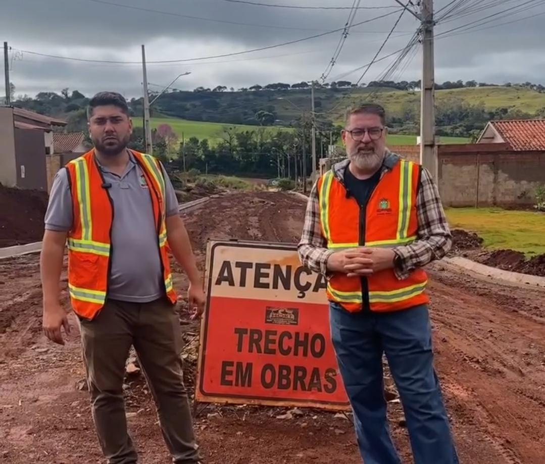 BARBOSA FERRAZ: Chuva causa transtornos em obra de pavimentação no Conjunto Primavera e prefeitura cobra agilidade da construtora