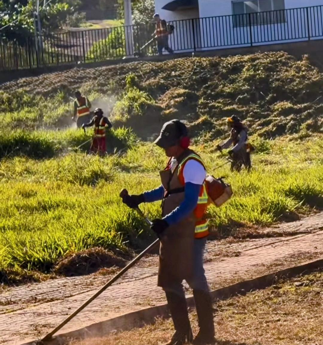 BARBOSA FERRAZ: Gestão Carlos Caxão intensifica limpeza urbana com o Projeto Cidade Limpa