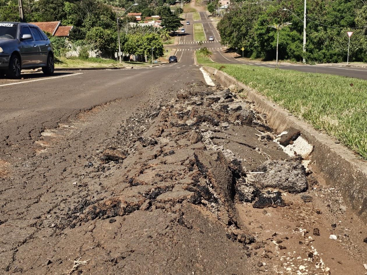 BARBOSA FERRAZ: Obra de asfalto da Avenida São Paulo, entregue na gestão passada, apresenta danos graves em vários pontos