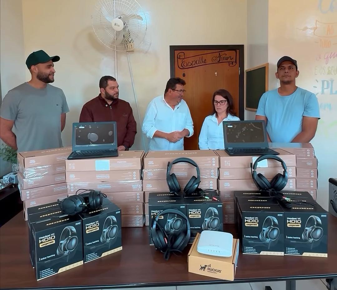 BARBOSA FERRAZ: Prefeito Caxão e vereador Dedé entregam Chromebooks para projetos de robótica e informática