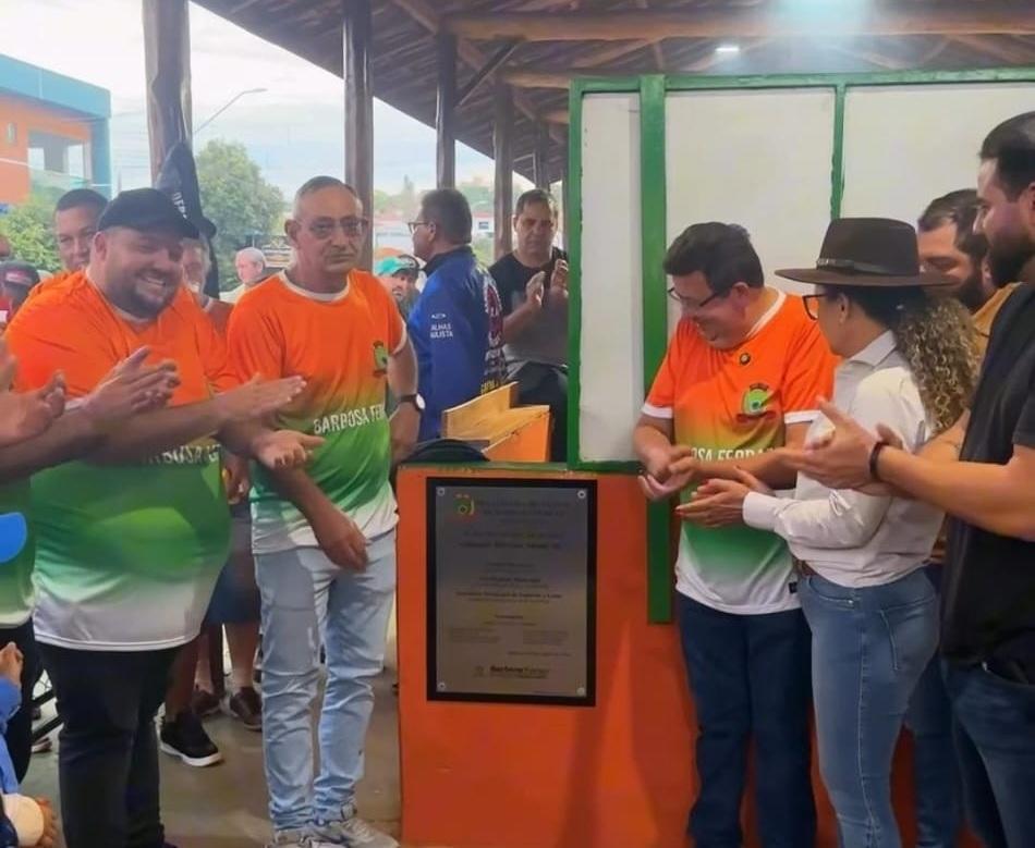 BARBOSA FERRAZ: Prefeito Caxão e vice-prefeita Lucinete inauguram a revitalização da quadra municipal de malha