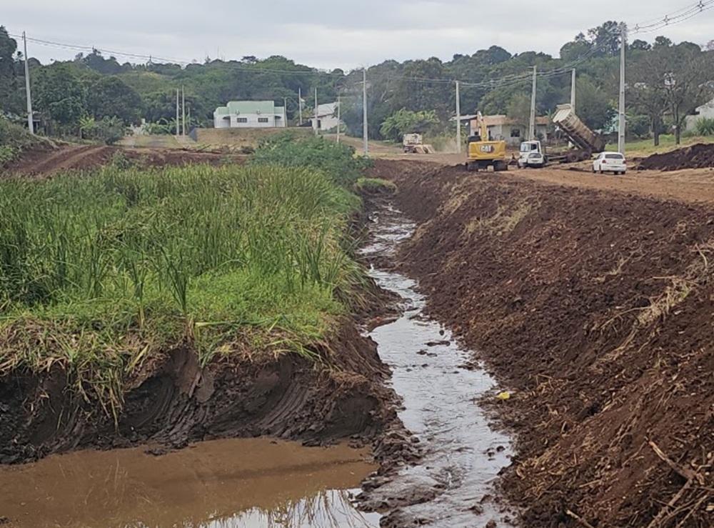 BARBOSA FERRAZ: Prefeitura inicia recuperação da vala de contenção nos fundos do Parque Verde Vida após anos de abandono