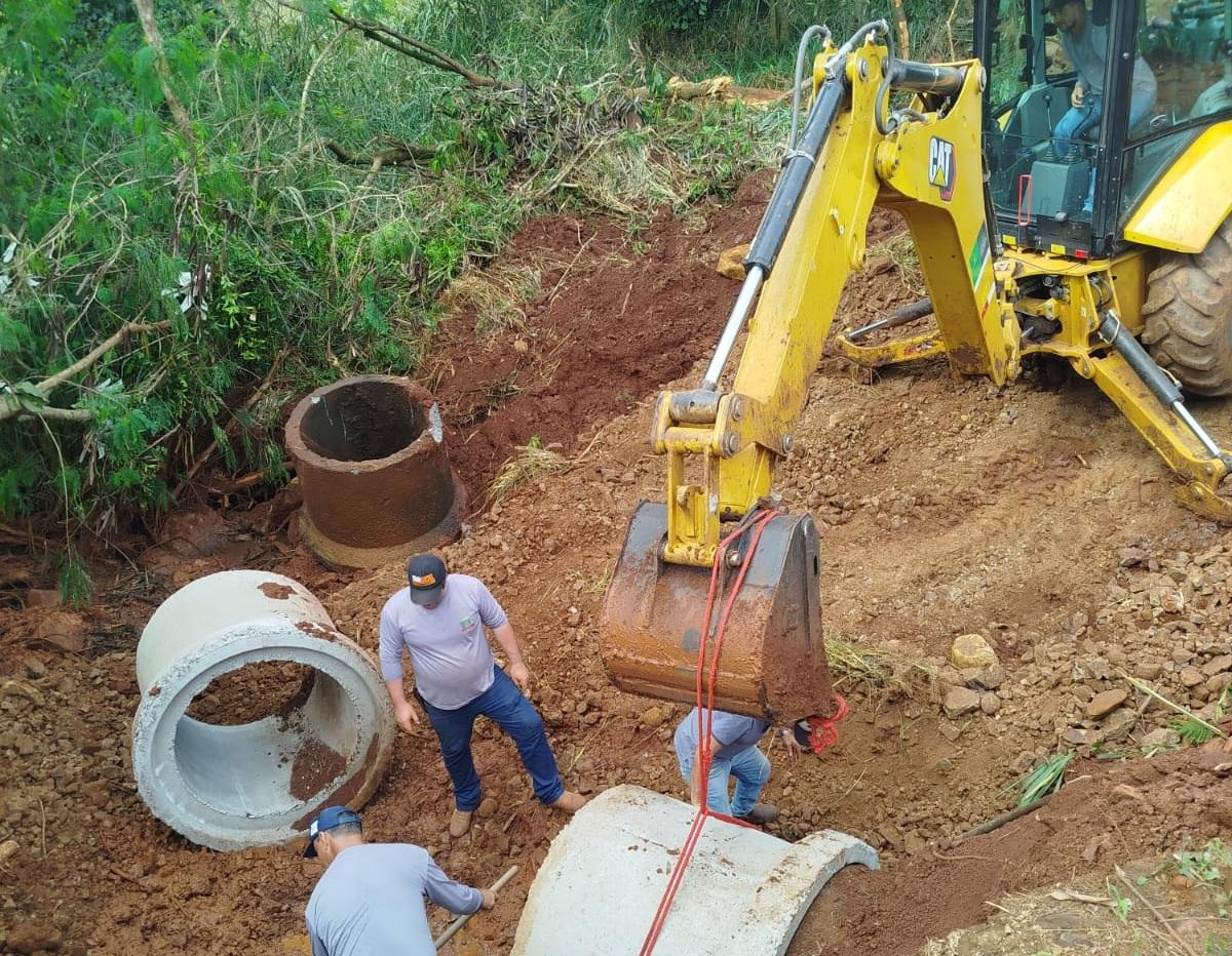 BARBOSA FERRAZ: Prefeitura realiza reparo em bueiro na estrada da Vila Rural do São Judas; vereador Dedé, autor do pedido, destacou apoio do prefeito Caxão e do secretário Fábio Caparroz