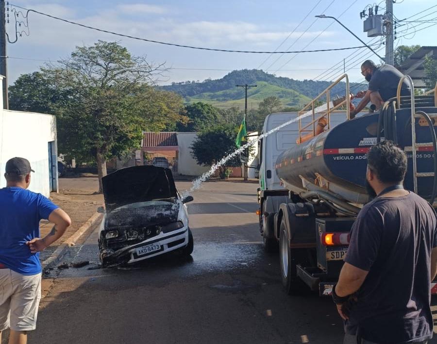 BARBOSA FERRAZ: Veículo pega fogo após pane elétrica e mobiliza moradores e caminhão pipa no centro da cidade