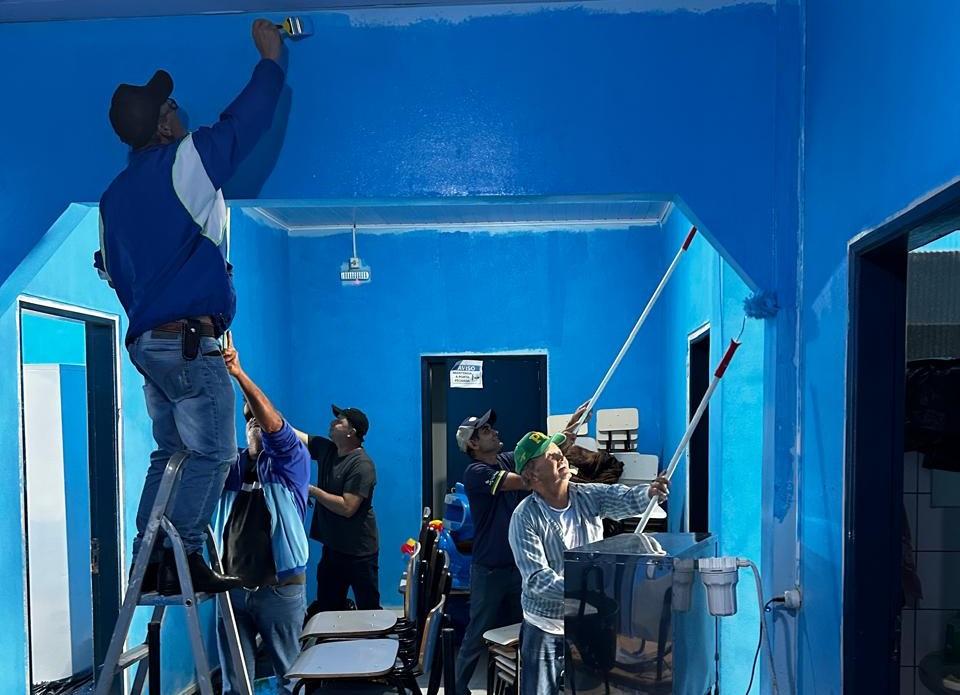 CORUMBATAÍ DO SUL: Motoristas da rede municipal fazem serviço voluntário para revitalizar espaços da educação