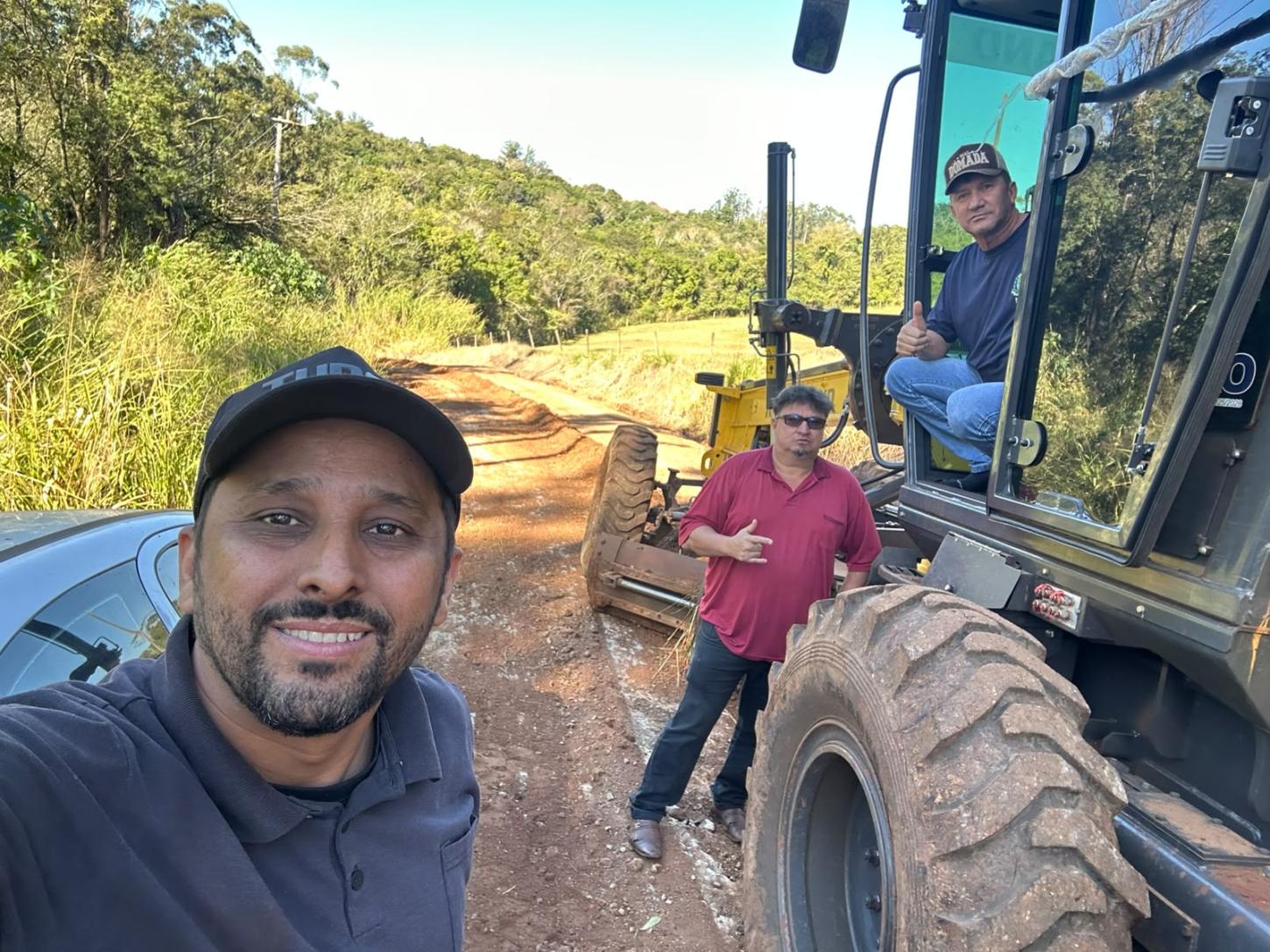 ENGENHEIRO BELTRÃO: Após pedido de produtores, Sabão e Perereca acompanham melhorias na Estrada Rio Figueira