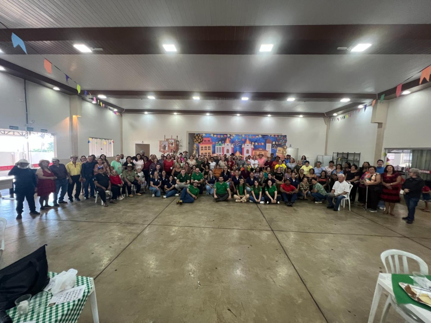 FÊNIX: Assistência Social realiza Arraiá da Melhor Idade em parceria com o Sicredi