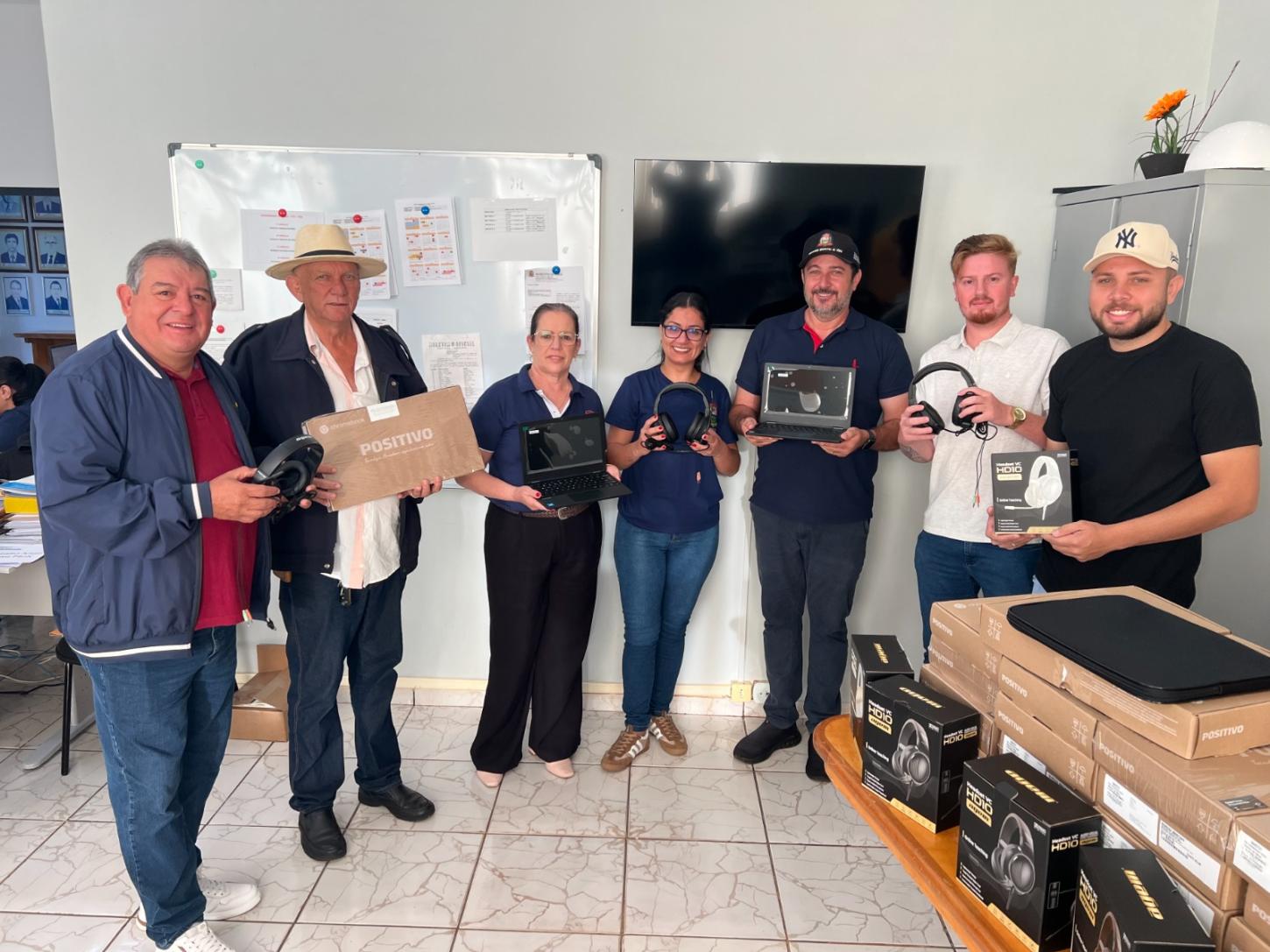 FÊNIX: Prefeitura entrega 30 Chromebooks para modernizar a educação municipal