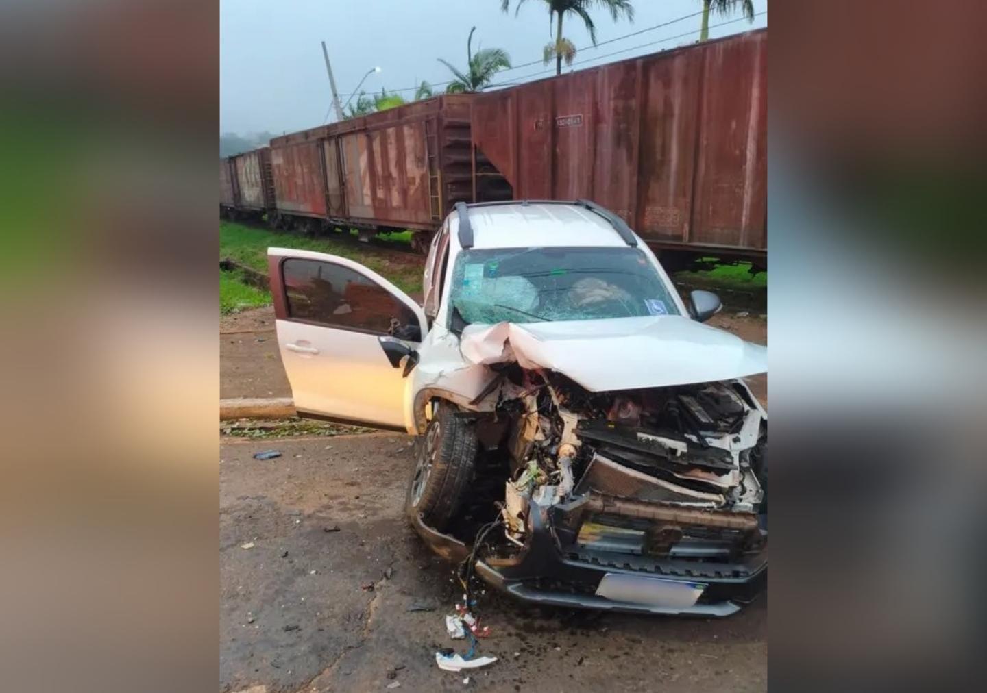 JANDAIA DO SUL: Trem atinge caminhonete e deixa motorista ferido no trevo da Emater 
