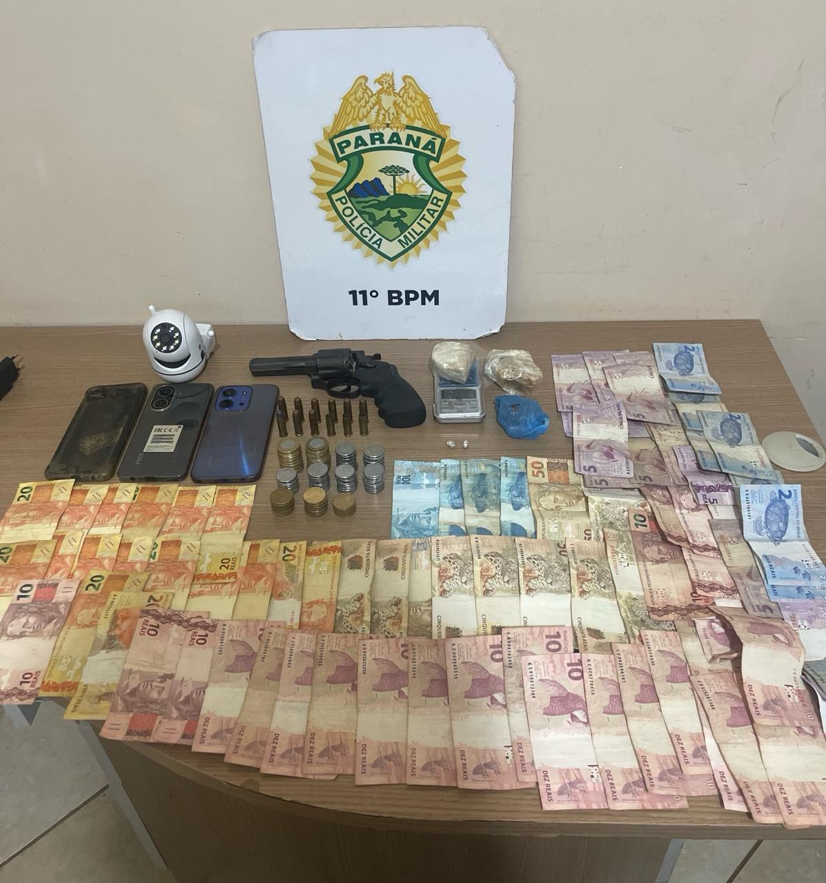 PEABIRU: Mulher é encaminhada e PM apreende revólver, crack e maconha em ponto suspeito de tráfico