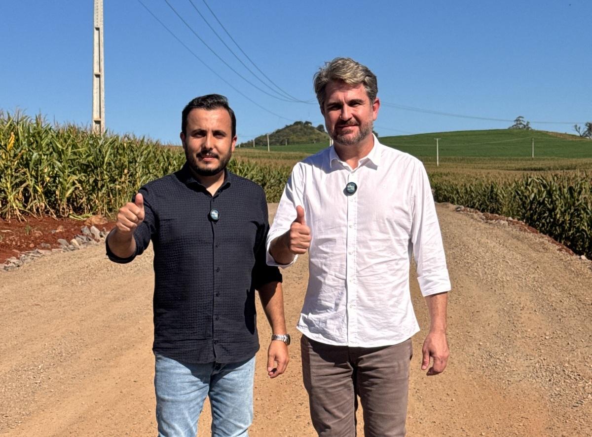 QUINTA DO SOL: Prefeito Leonardo Romero e vice Lucas acompanham obras de pavimentação na região da Vila Rural