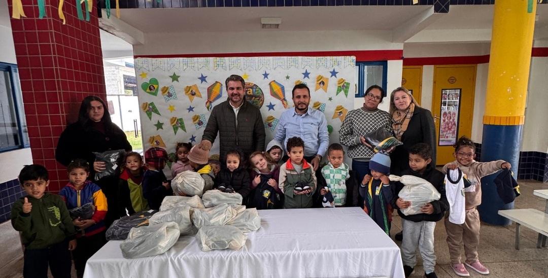 QUINTA DO SOL: Prefeitura entrega novos uniformes escolares para alunos da rede municipal