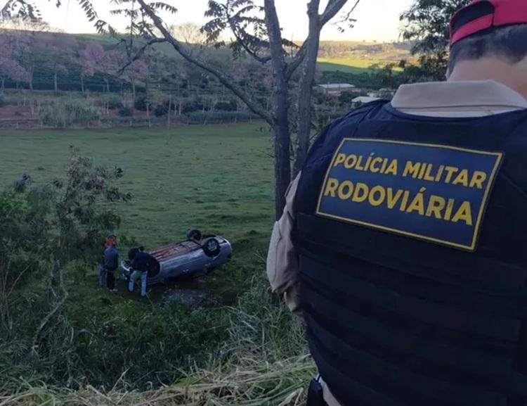 VALE DO IVAÍ: Um dia antes do casamento jovem capota carro do noivo