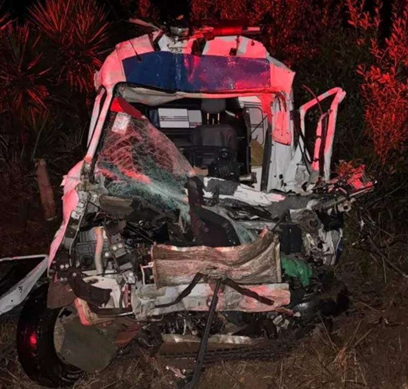 VELA DO IVAÍ: Acidente entre ambulância de Cândido de Abreu e carreta deixa motorista e paciente mortos na PR-466