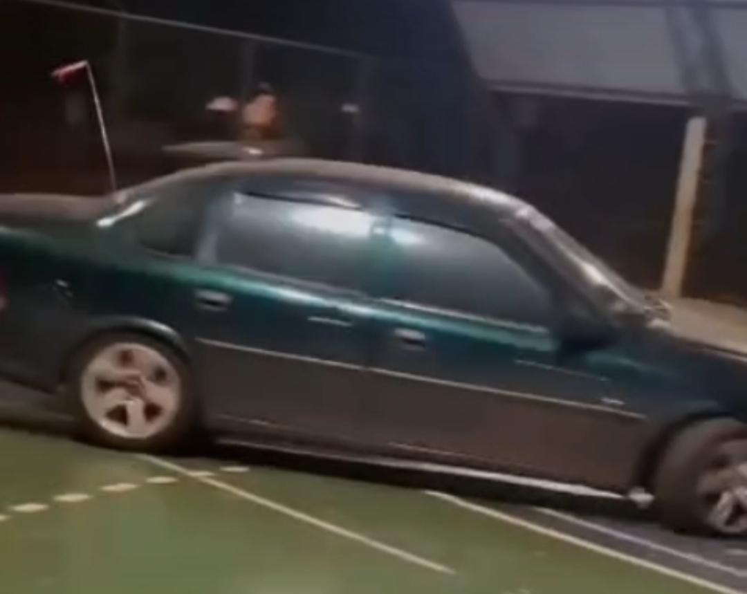 BARBOSA FERRAZ: Carro invade quadra do Parque Verde Vida e causa danos