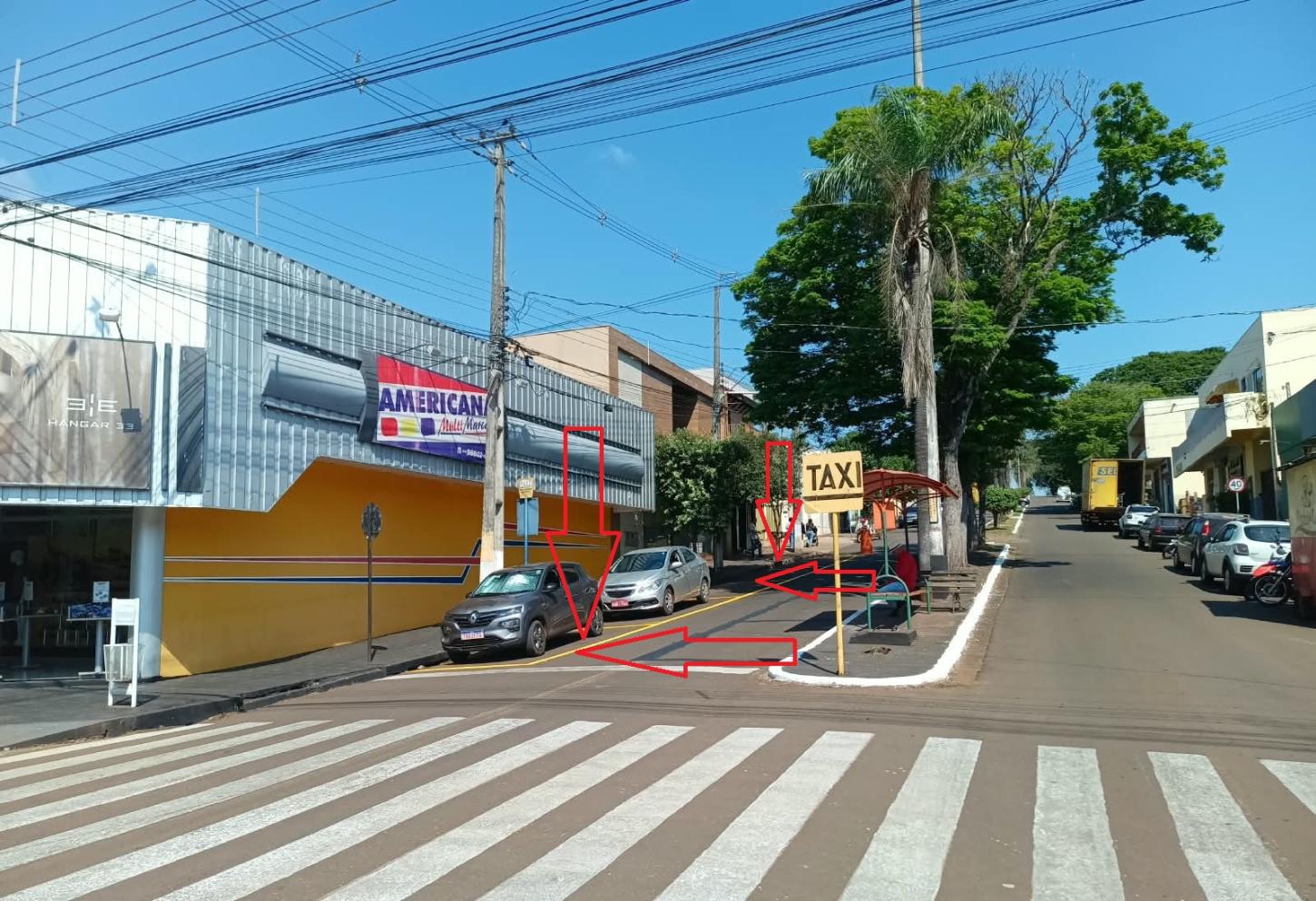 BARBOSA FERRAZ: ponto de táxi no centro, na Avenida Presidente Kennedy, é reposicionado ao lado da calçada para melhorar fluxo no trânsito