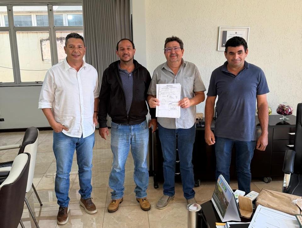 BARBOSA FERRAZ: prefeito Carlos Caxão entrega R$ 10 mil para Associação de Moradores de Paraíso do Sul; recurso indicado pelo professor Luciano