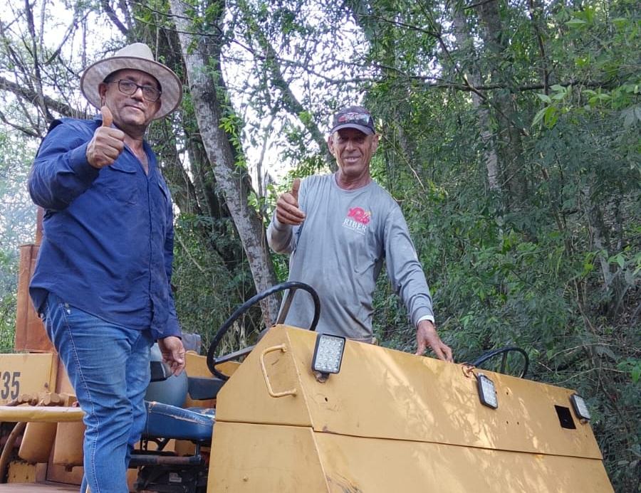 BARBOSA FERRAZ: Produtor Rubens do Paraíso visita obra de recuperação da estrada entre Paraíso do Sul e Bourbônia; 