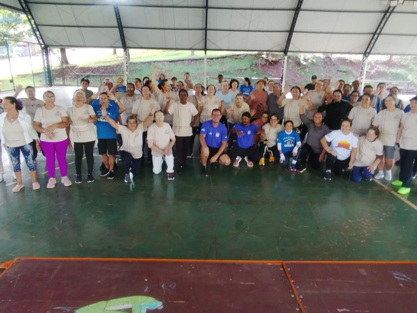 BARBOSA FERRAZ: Projeto da Ação Social oferece atividades físicas gratuitas para grupo da melhor idade duas vezes por semana na quadra do Parque Verde Vida