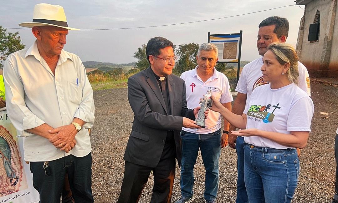 CAMINHO INICIÁTICO: Padre do México visita percurso entre Campo Mourão e Fênix
