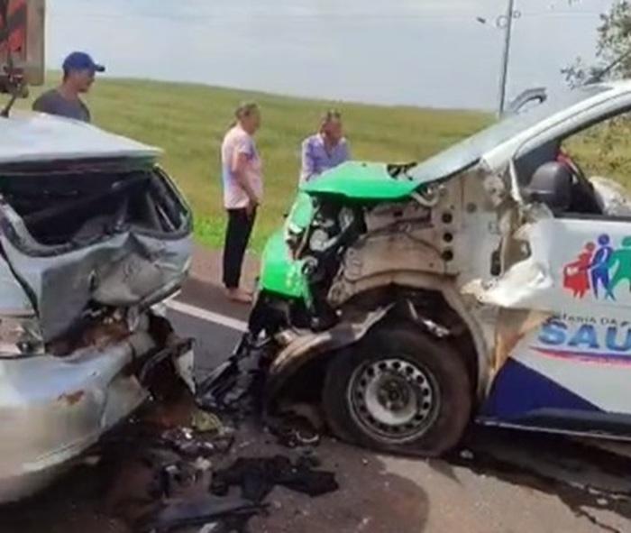 CAMPO MOURÃO: Acidente entre ambulância, carro e bitrem deixa feridos na BR-369