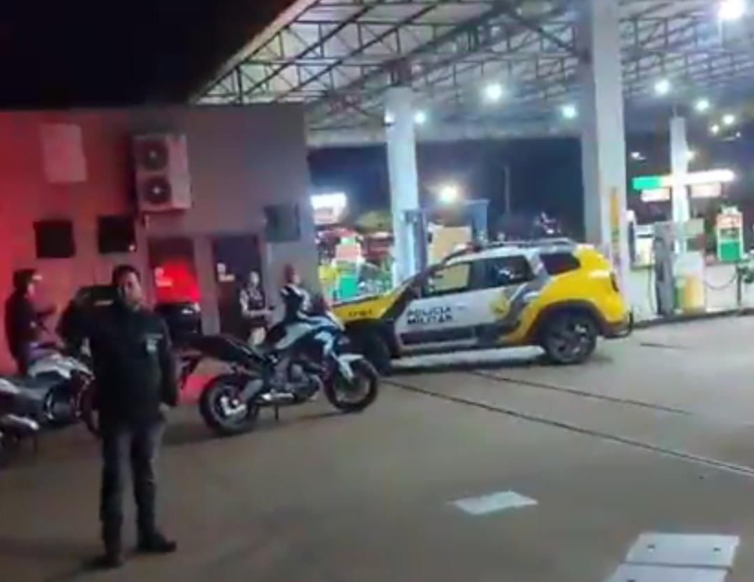 CAMPO MOURÃO: Jovem é baleado em posto de combustíveis e autor foge de motocicleta