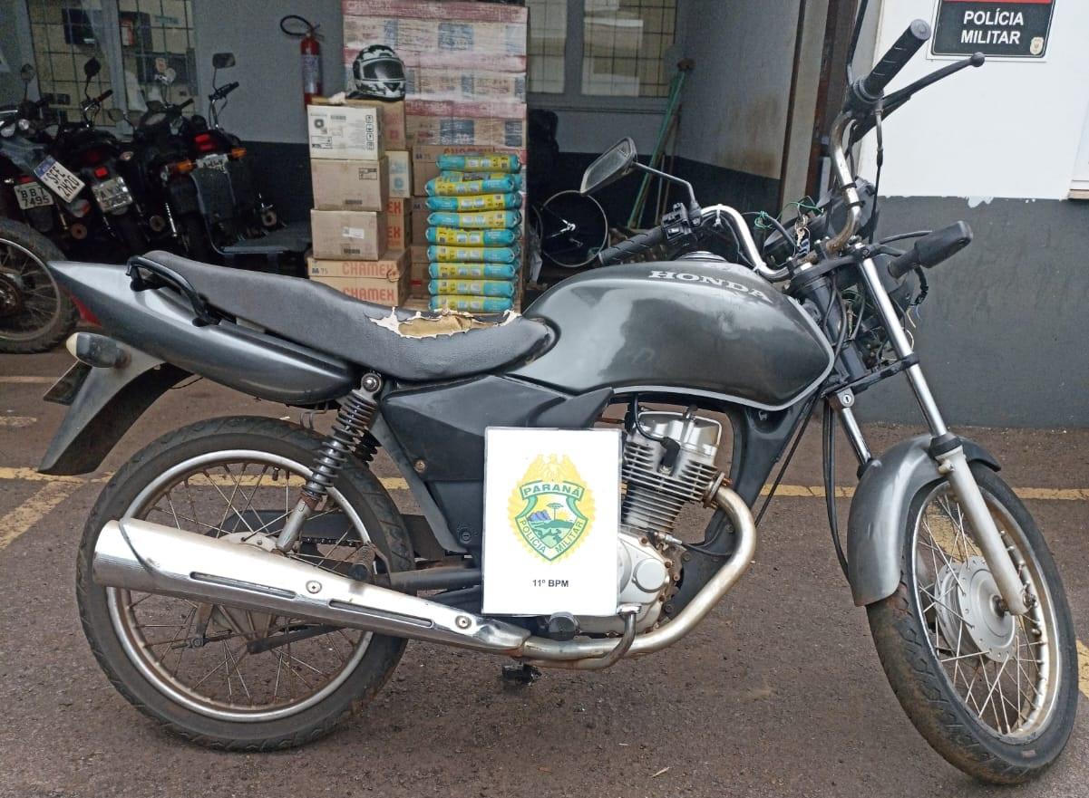 CAMPO MOURÃO: ROCAM recupera motocicleta furtada escondida em área de mata e prende suspeito