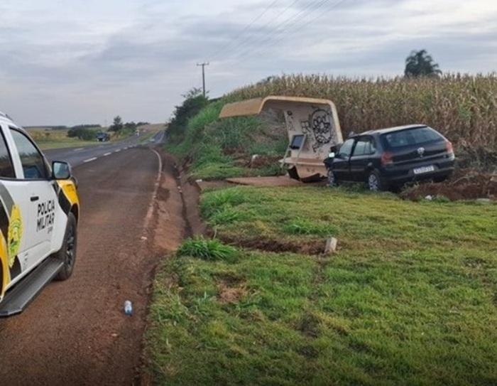 ENGENHEIRO BELTRÃO: Dois idosos ficam feridos após carro bater em ponto de ônibus na PR-317