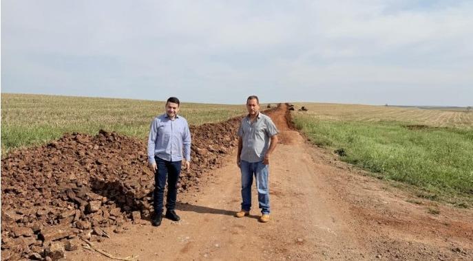 ENGENHEIRO BELTRÃO: Garbim acompanha a readequação e cascalhamento de 12 km da Estrada Cinco