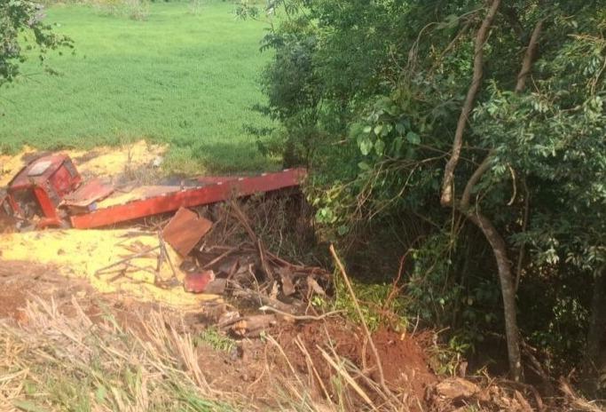 FÊNIX: Caminhão tomba após sair da pista na PR-082