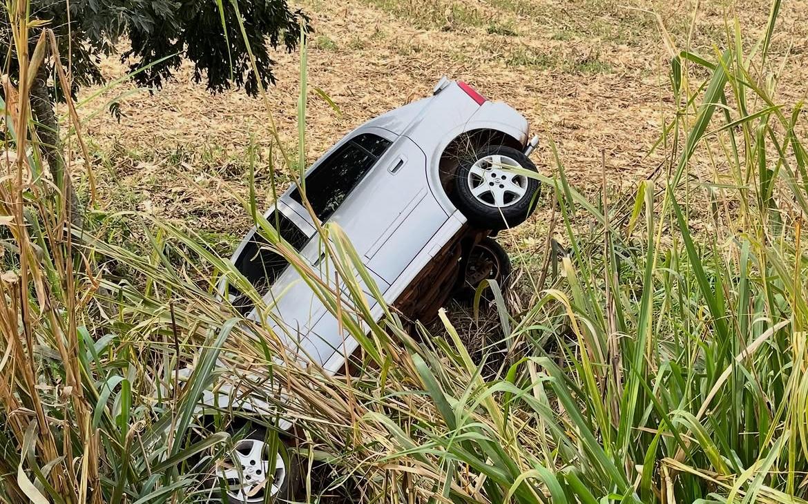 FÊNIX: motorista perde controle de veículo e capota às margens da PR-082