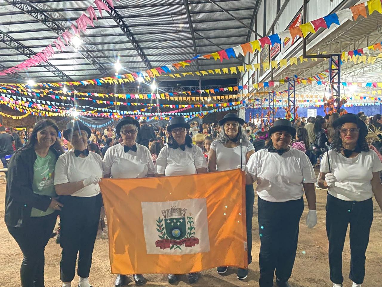 Grupo da Melhor Idade de Barbosa Ferraz participou da 9ª Festa Agostina que reuniu grupos de toda a região em Corumbataí do Sul