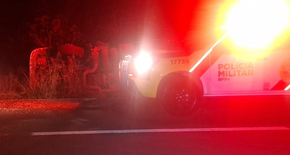 IRETAMA: Caminhão tomba na PRC-487 e motorista saiu do local antes da chegada da Polícia