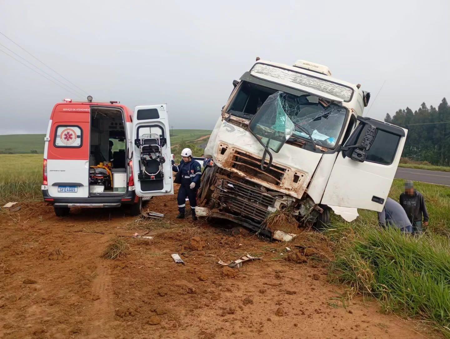 PARANÁ: colisão frontal entre caminhonete e carreta deixa cinco mortos na PR-090