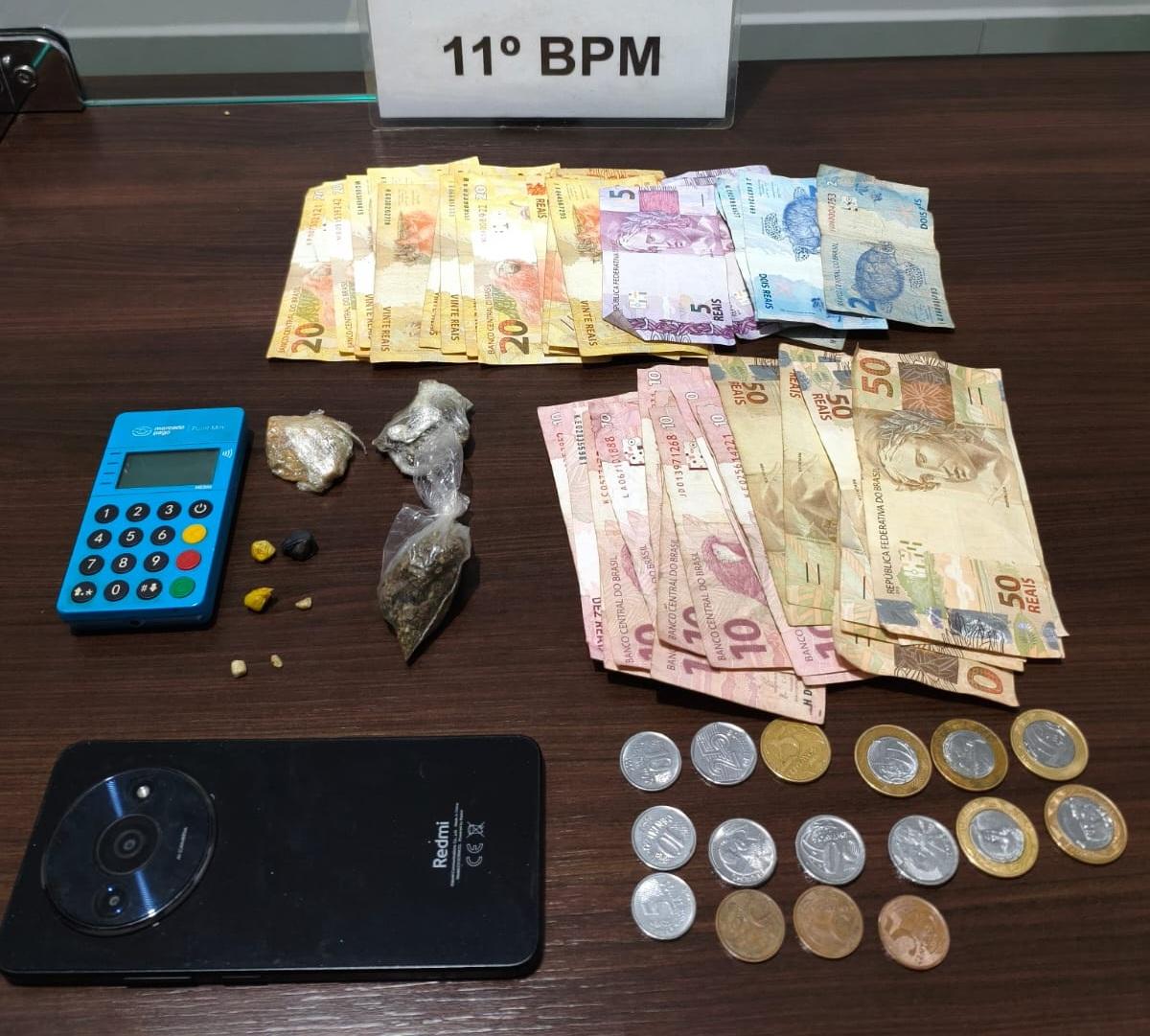 PEABIRU: PM apreende drogas, dinheiro e máquina de cartão em imóvel no centro