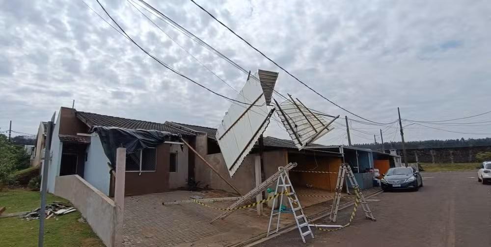 Cobertura de casa foi arrancada durante temporal no Paraná. Foto: Defesa Civil de Cascavel