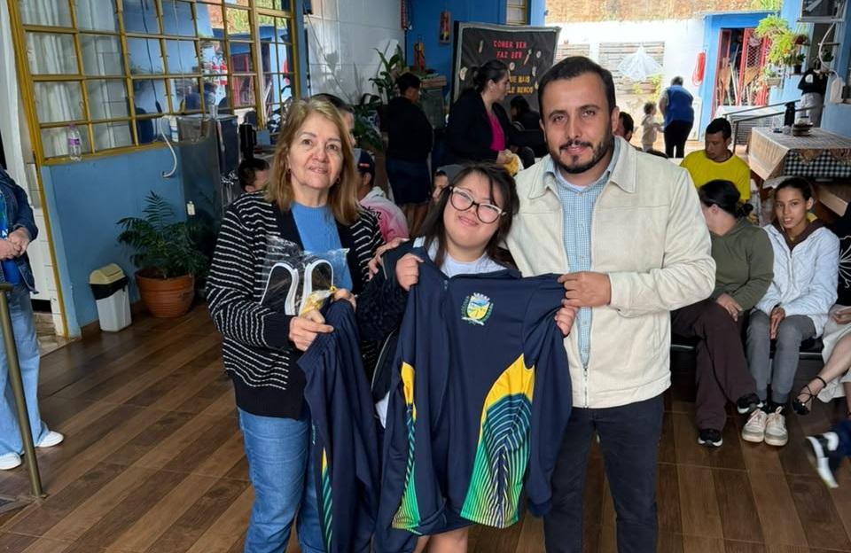 QUINTA DO SOL: alunos e profissionais da APAE recebem novos uniformes
