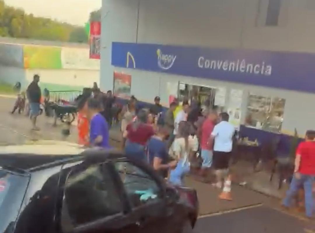 BARBOSA FERRAZ: briga generalizada é registrada no pátio de posto de combustíveis na saída para Fênix