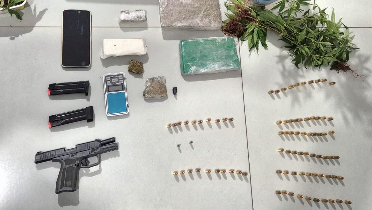 DELEGACIA DE PEABIRU: Operação contra o tráfico de drogas em Araruna prende dois homens e apreende mais de 2,6 quilos de drogas e pistola 9mm