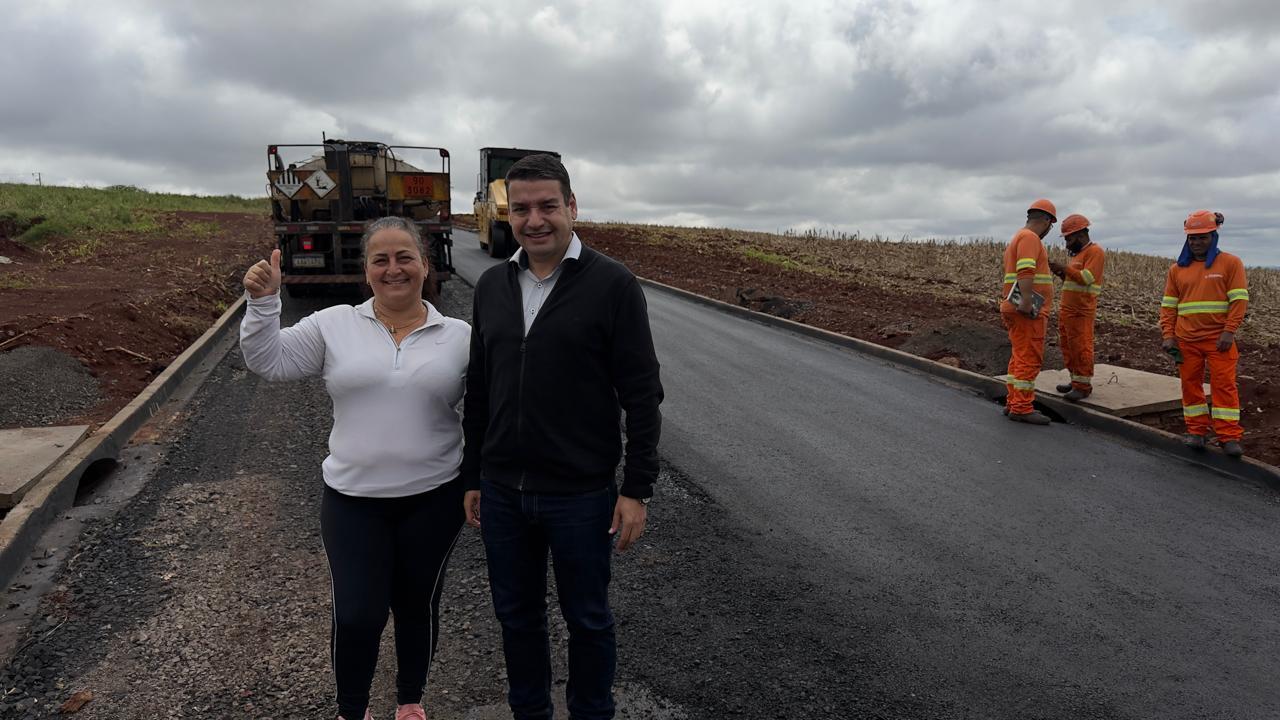 ENGENHEIRO BELTRÃO: obras de pavimentação avançam nas ruas das Paineiras e Ceará; prefeito Garbim e vereadora Rosana Maranho visitaram a obra