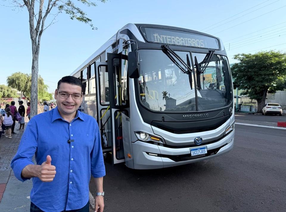 Engenheiro Beltrão recebe três novos ônibus para reforçar transporte gratuito entre sede, bairros e distritos; Investimento de R$ 2,3 milhões