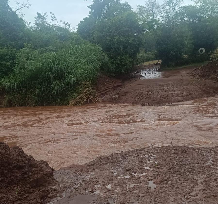 BARBOSA FERRAZ: Fortes chuvas provocam grandes estragos e enxurrada leva ponte na zona rural