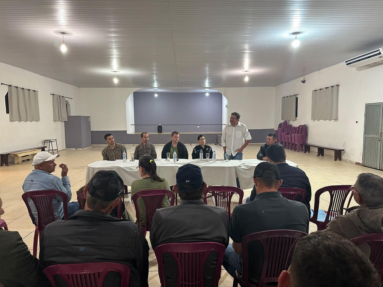 BARBOSA FERRAZ: Prefeito Carlos Caxão participa de reunião sobre segurança em Bourbônia e anuncia melhorias para associação de moradores
