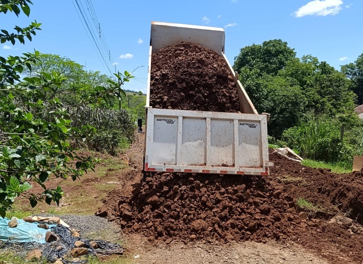 BARBOSA FERRAZ: Prefeitura realiza recuperação de ruas na Vila Operária após fortes chuvas