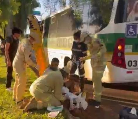 CAMPO MOURÃO: motociclista fica gravemente ferido após acidente entre ônibus e caminhão