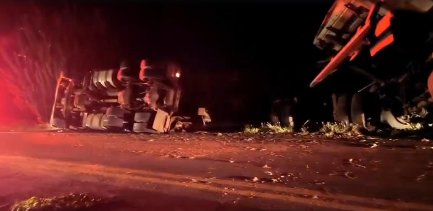 ENGENHEIRO BELTRÃO: Carreta tomba após colisão com plantadeira na PR-082 e deixa motorista ferido
