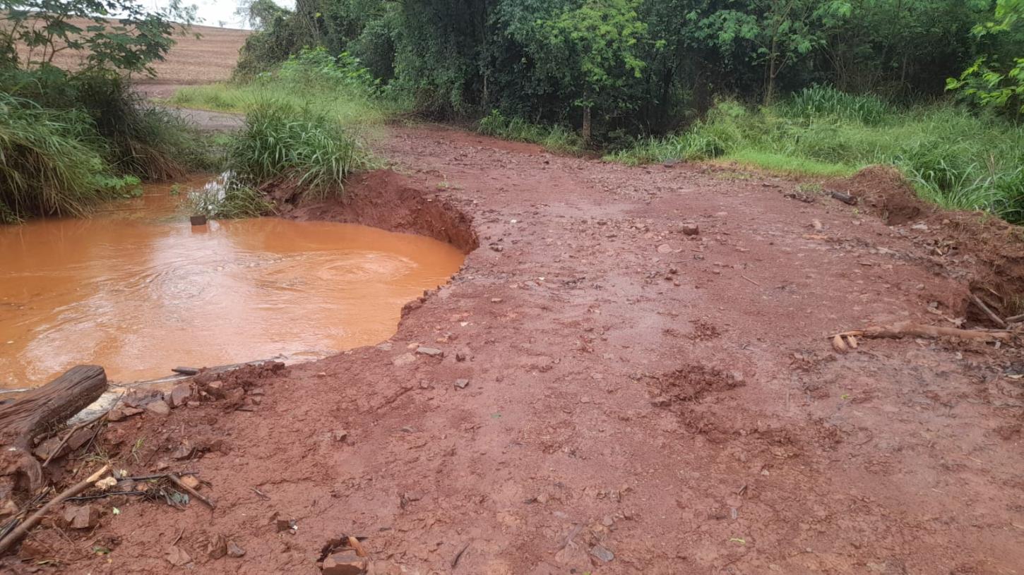 ENGENHEIRO BELTRÃO: Chuvas acima de 100 milímetros causam grandes danos nas estradas rurais do município