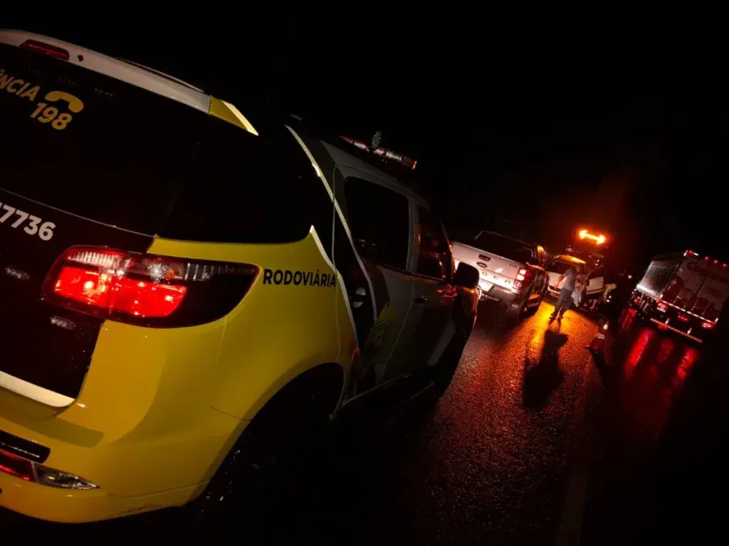 ENGENHEIRO BELTRÃO: motorista fica ferido após carro capotar na PR-317 durante chuva
