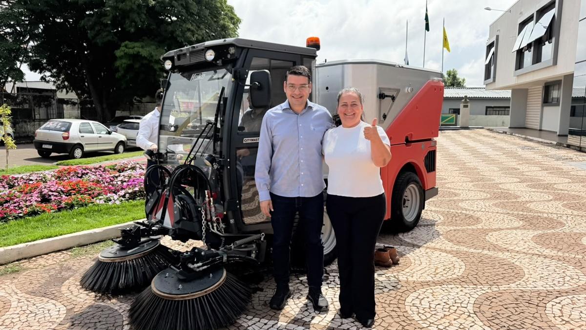 ENGENHEIRO BELTRÃO: Prefeito Garbim entrega varredeira mecanizada de R$ 840 mil para reforçar limpeza urbana; indicação da vereadora Rosana Maranho